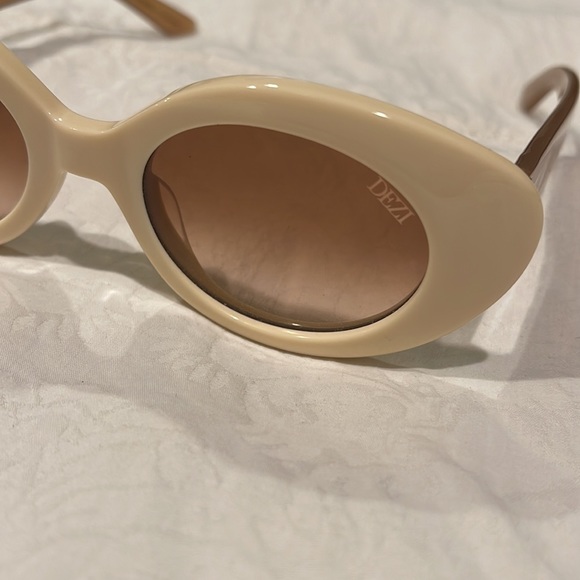 Thelma Dezi Sunglases color: HEAVY CREAM/ HONEY FADED - Picture 4 of 4
